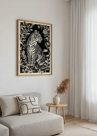 El tigre hace gala de su elegancia atemporal entre el verdor de la noche.-2