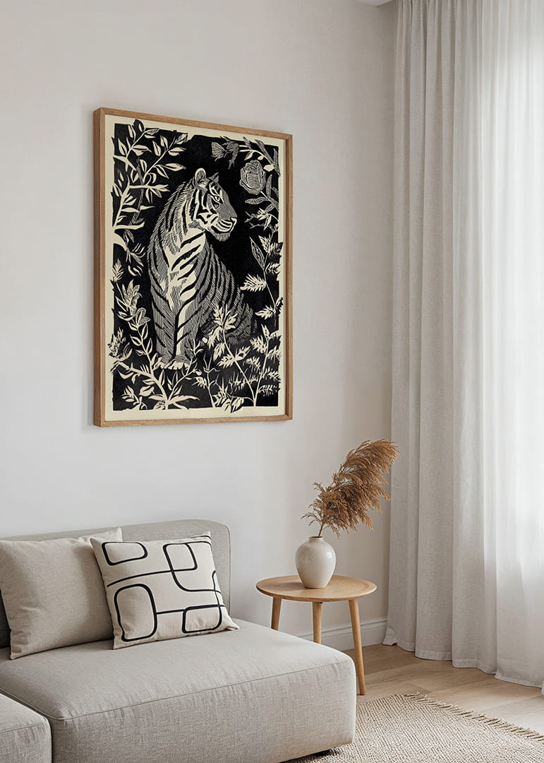 El tigre hace gala de su elegancia atemporal entre el verdor de la noche.-12