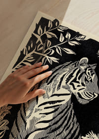 El tigre hace gala de su elegancia atemporal entre el verdor de la noche.-3