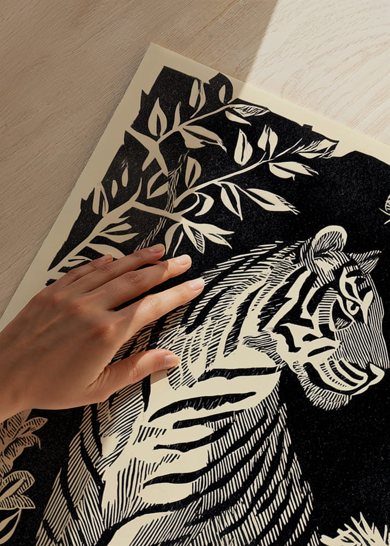 El tigre hace gala de su elegancia atemporal entre el verdor de la noche.-12