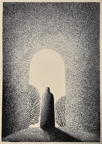 Een mysterieuze figuur staat in een poort van licht en schaduw-1