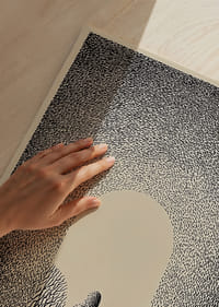 Een mysterieuze figuur staat in een poort van licht en schaduw-3