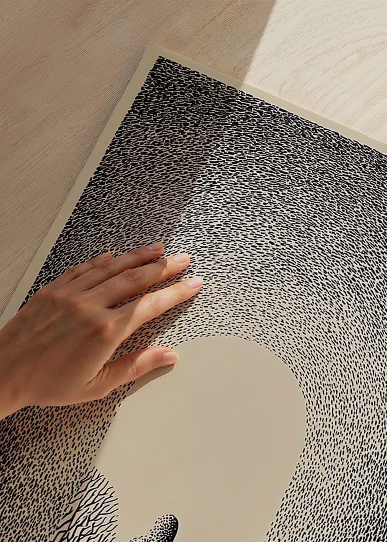 Een mysterieuze figuur staat in een poort van licht en schaduw-12