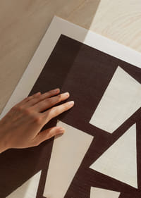 Un póster donde la geometría y la simplicidad se encuentran en perfecto equilibrio.-5