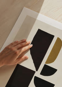 Des formes abstraites aux tons dorés et noirs créent une harmonie-5