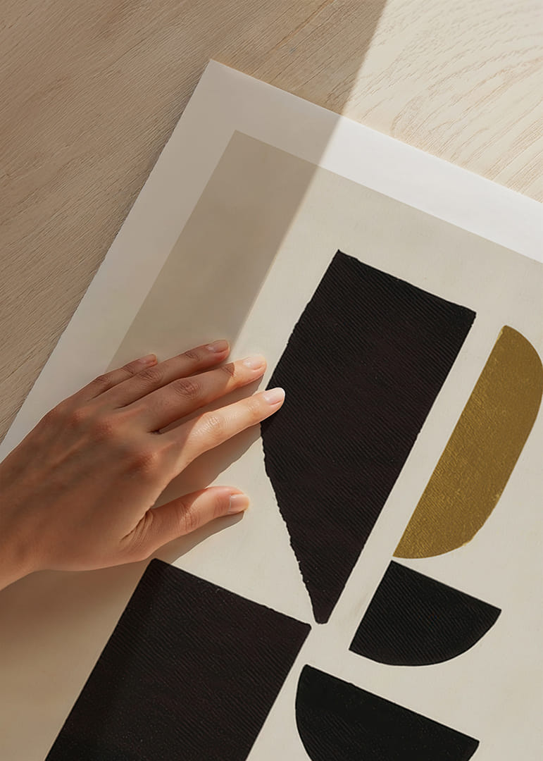 Des formes abstraites aux tons dorés et noirs créent une harmonie-12