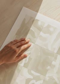 Ondas de arena abstractas en suaves tonos beige crean armonía-5