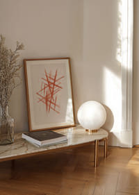 Dramáticas franjas rojas cruzan un campo brillante-4