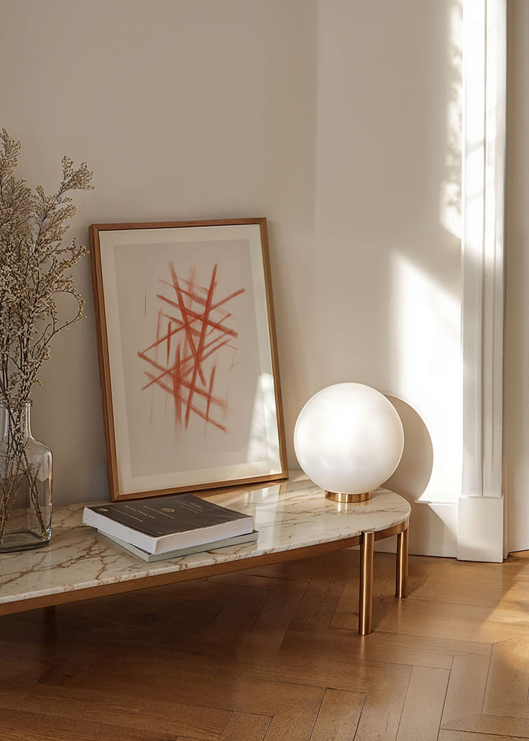 Dramáticas franjas rojas cruzan un campo brillante-12