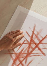 Dramáticas franjas rojas cruzan un campo brillante-5