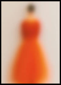 Una misteriosa figura con una túnica roja llameante fascina-2