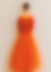 Una misteriosa figura con una túnica roja llameante fascina-3