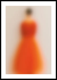 Una misteriosa figura con una túnica roja llameante fascina-0