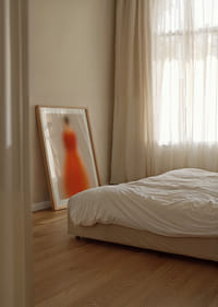 Una misteriosa figura con una túnica roja llameante fascina-4