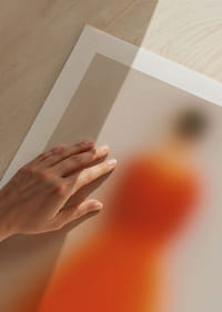 Una misteriosa figura con una túnica roja llameante fascina-5