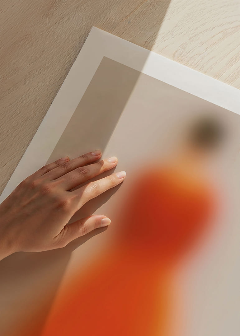 Una misteriosa figura con una túnica roja llameante fascina-12