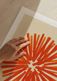 Un círculo radiante de colores ardientes crea energía y calidez.-5