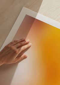 Eine Explosion goldener und warmer Töne, die den Raum mit Energie erfüllt.-5