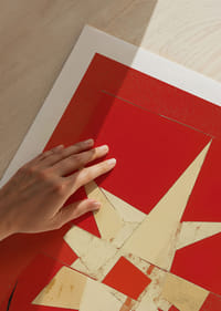 Una brillante abstracción en intenso rojo y blanco-5