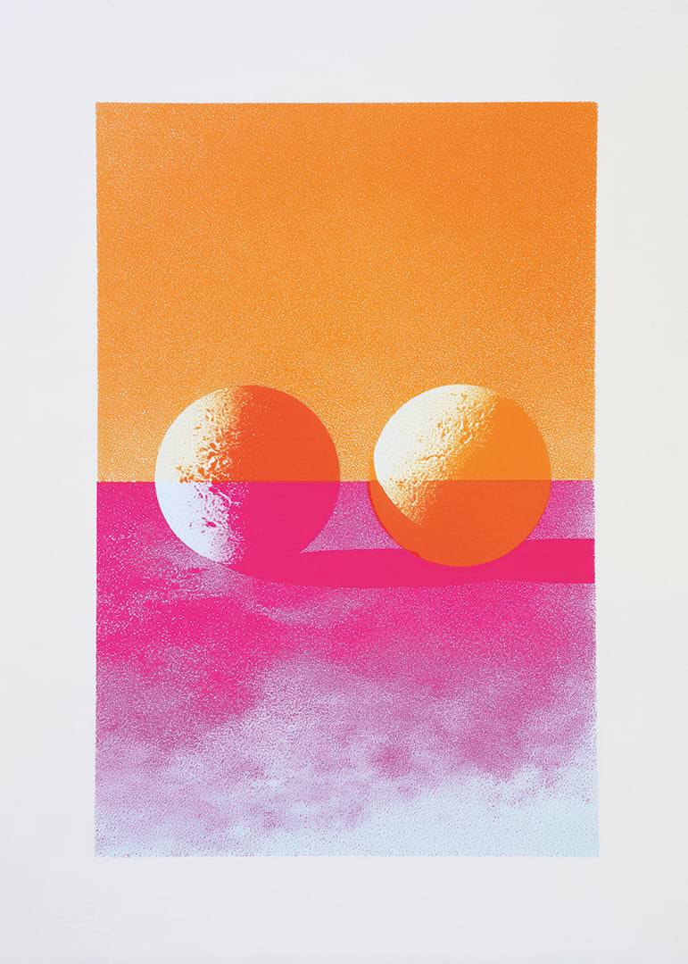 Twee bollen zweven in neonkleuren tegen een etherische lucht-12