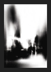 Une silhouette diffuse se déplace dans le mystère du brouillard-5