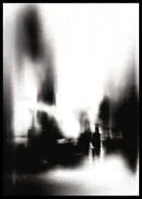 Una figura difusa se mueve a través del misterio de la niebla.-2