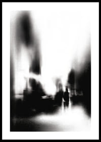 Una figura difusa se mueve a través del misterio de la niebla.-0