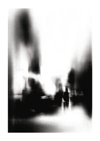 Una figura difusa se mueve a través del misterio de la niebla.-1