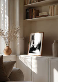 Una figura difusa se mueve a través del misterio de la niebla.-4