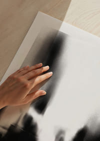 Una figura difusa se mueve a través del misterio de la niebla.-5