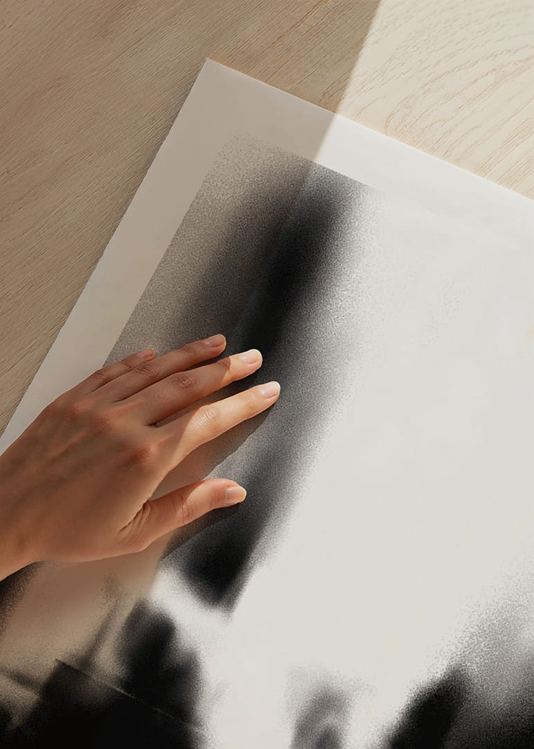 Una figura difusa se mueve a través del misterio de la niebla.-12