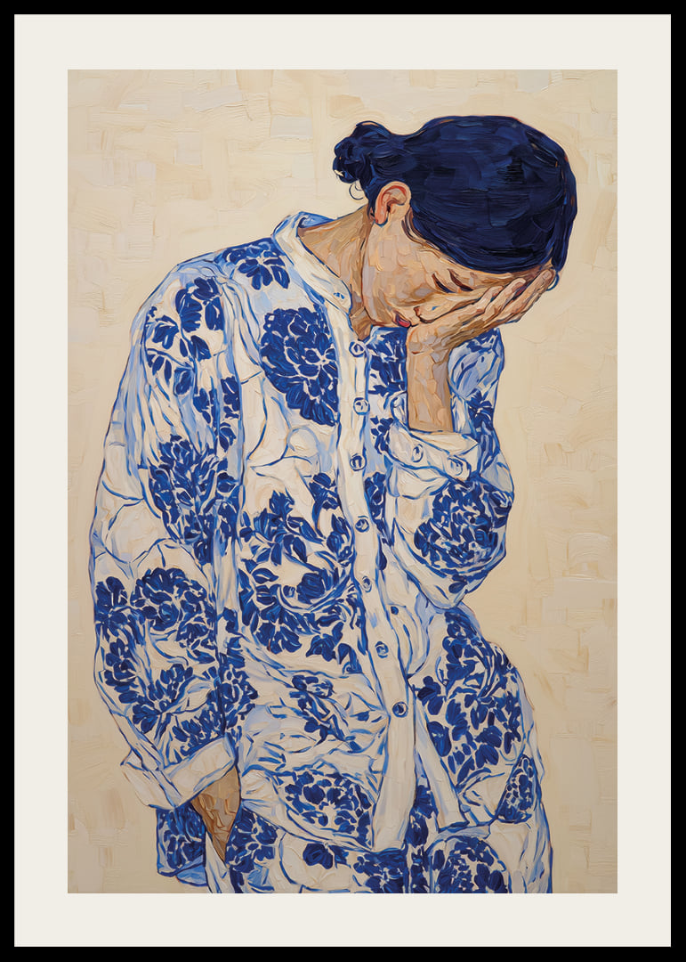 Une femme vêtue de bleu à motifs, plongée dans ses pensées.-12