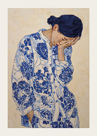 Une femme vêtue de bleu à motifs, plongée dans ses pensées.-3