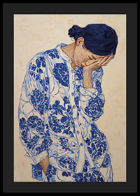 Une femme vêtue de bleu à motifs, plongée dans ses pensées.-4