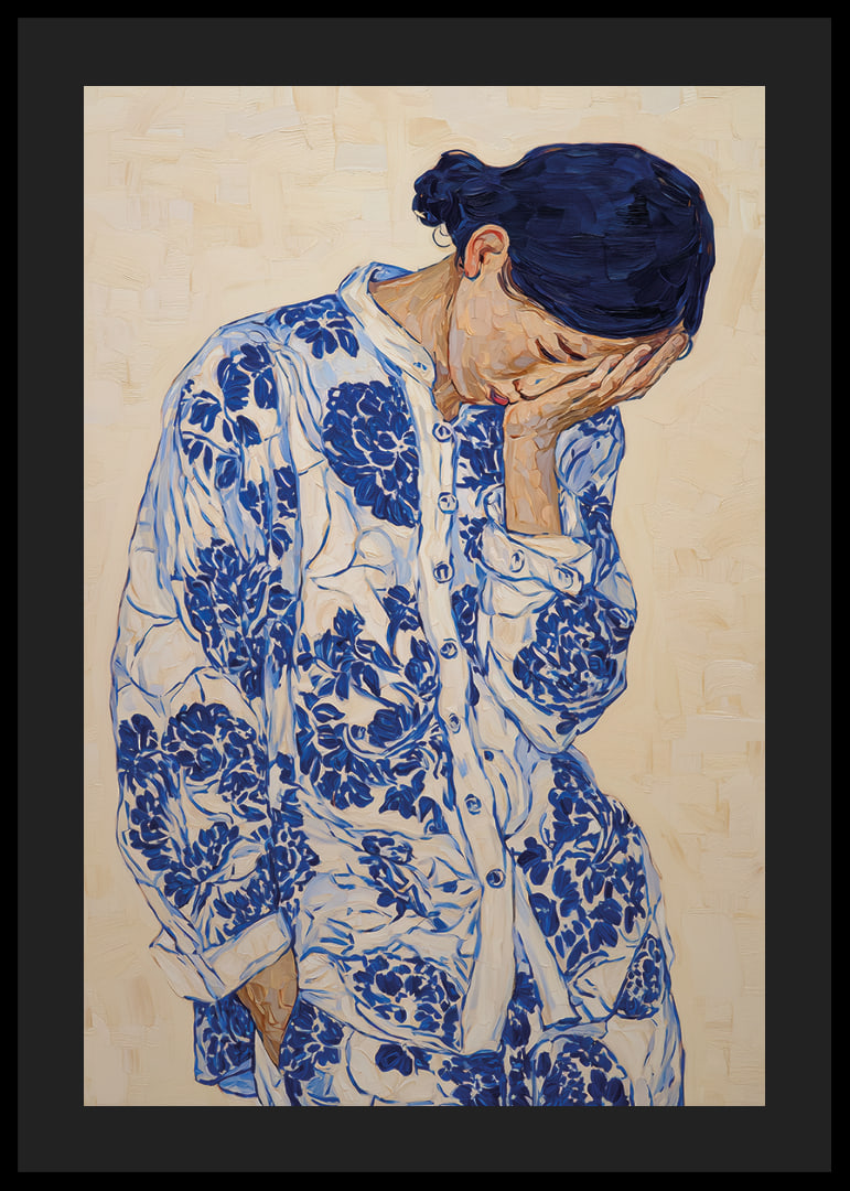 Une femme vêtue de bleu à motifs, plongée dans ses pensées.-12