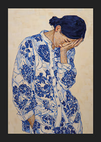 Une femme vêtue de bleu à motifs, plongée dans ses pensées.-5