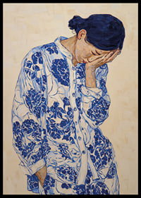 Une femme vêtue de bleu à motifs, plongée dans ses pensées.-6