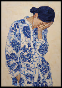 Una mujer vestida de azul, absorta en sus pensamientos.-2