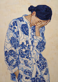 Une femme vêtue de bleu à motifs, plongée dans ses pensées.-7