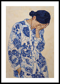Une femme vêtue de bleu à motifs, plongée dans ses pensées.-0