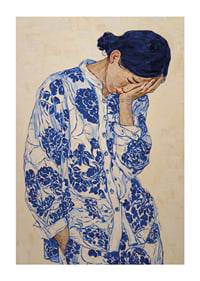 Une femme vêtue de bleu à motifs, plongée dans ses pensées.-1
