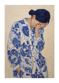 Una mujer vestida de azul, absorta en sus pensamientos.-1