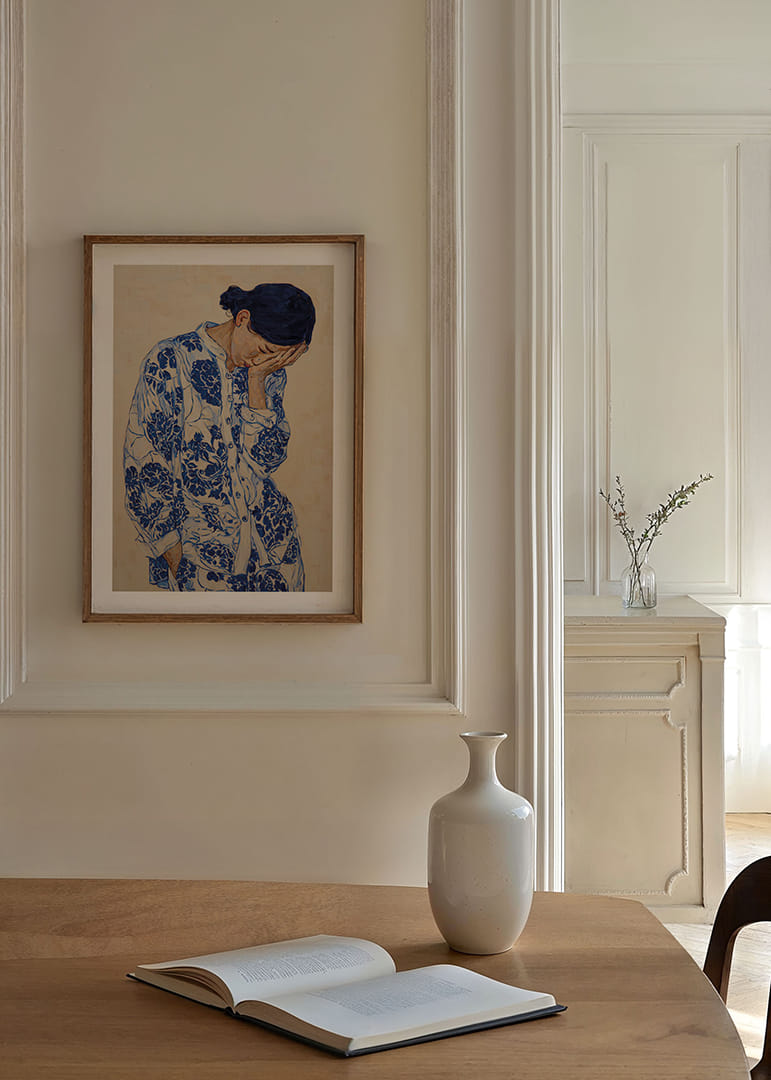 Una mujer vestida de azul, absorta en sus pensamientos.-12