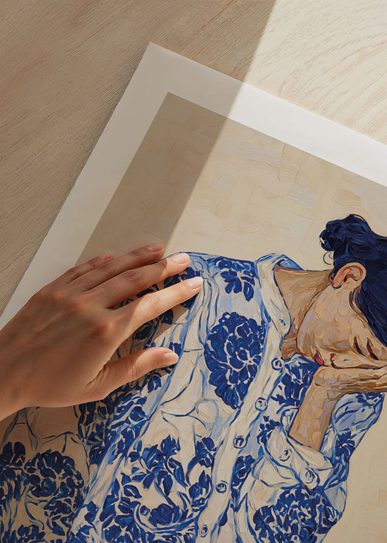 Une femme vêtue de bleu à motifs, plongée dans ses pensées.-12