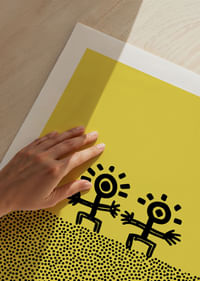 Zwei fröhliche Gestalten tanzen vor einem sonnigen Hintergrund-5