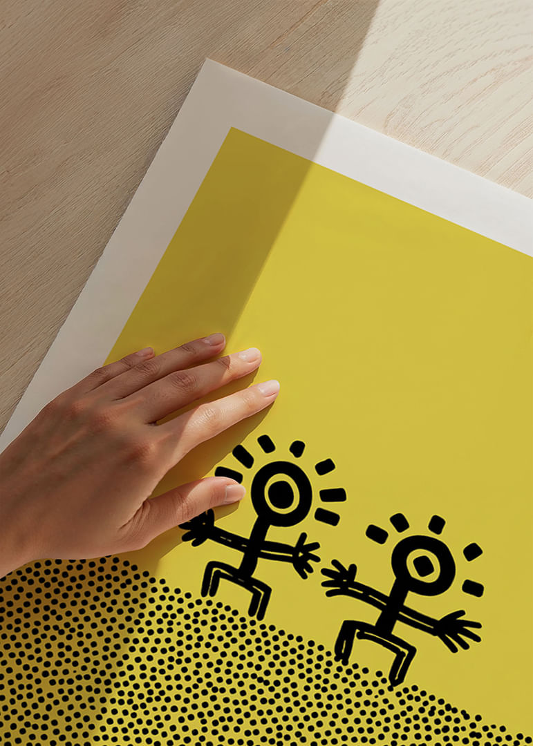 Zwei fröhliche Gestalten tanzen vor einem sonnigen Hintergrund-12