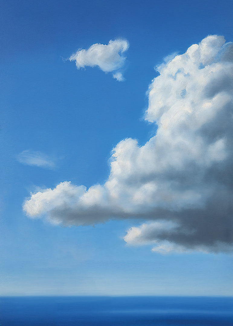 Verträumte Wolken schweben über einem tiefblauen Horizont-12