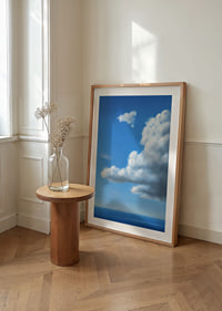 Verträumte Wolken schweben über einem tiefblauen Horizont-8
