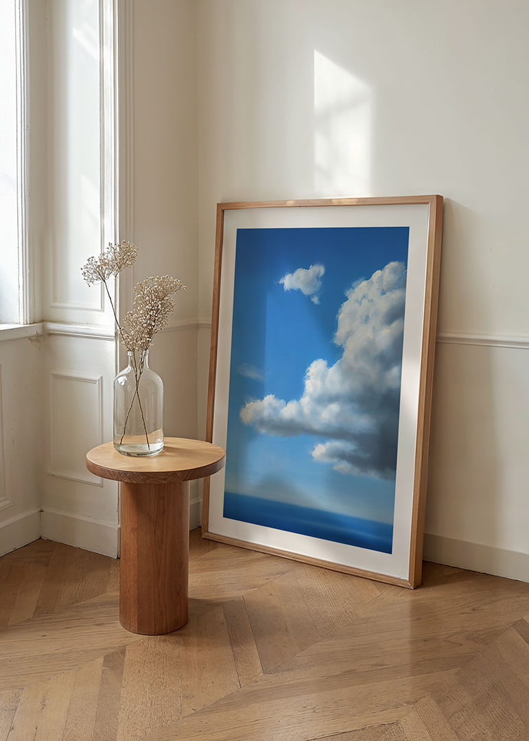 Verträumte Wolken schweben über einem tiefblauen Horizont-12