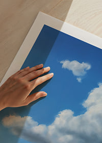 Verträumte Wolken schweben über einem tiefblauen Horizont-9